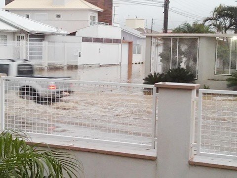 Rua dos Ferroviários, no bairro Oficinas, em Tubarão, ficou alagada em alguns pontos. Várias outras localidades tiveram problemas. - Foto: Lane Dandoline/Divulgação/Notisul