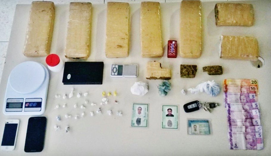 imbitubenses-sao-presos-pelo-bope-com-5kg-de-maconha-1 Dois dos cinco quilos de maconha foram encontrados com dois homens no estacionamento de um supermercado