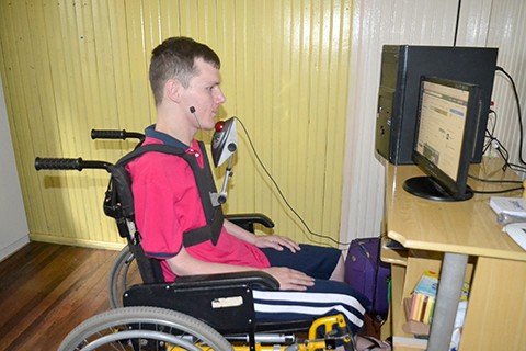 Com o queixo, jovem de São Ludgero utiliza o computador e desenvolve trabalhos na internet. - Foto: Synara Müller/Divulgação/Notisul.