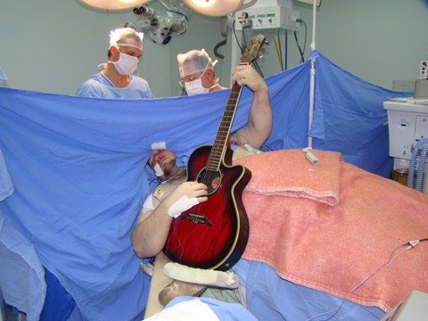 paciente-precisa-de-ajuda-em-tratamento-1 Além de estar acordado, o braçonortense Anthony Kulkamp Dias cantou durante toda a cirurgia de extração de um tumor cerebral - Foto:Arquivo pessoal/Divulgação/Notisul