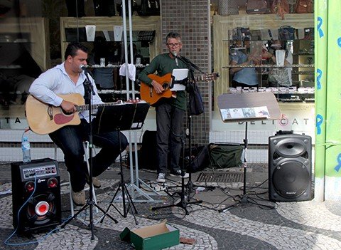 periodo-natalino-atrai-ambulantes-1 Artistas realizam o sonho de viver da música nas ruas de Tubarão. - Foto: Jailson Vieira/Notisul.