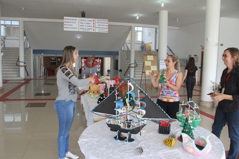 presos-criam-arte-com-projeto-de-academica-1 Raiane (E) iniciou a exposição e venda dos produtos ontem na Fucap - Jailson Vieira/Notisul
