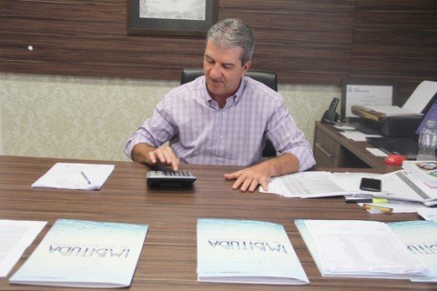 r-20-milhoes-sao-investidos-em-obras-1 Jaison Cardoso atua como prefeito de Imbituba e não concorreu a reeleição encerrando sua carreira política para investir no setor privado. - Foto: Lysiê Santos/Notisul