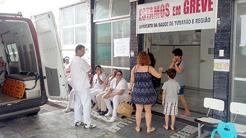 salario-deve-ser-pago-hoje-aos-trabalhadores-1 Com a mobilização dos funcionários em frente ao hospital, muitos pacientes ficaram sem atendimento. - Foto: Priscila Loch/Notisul.