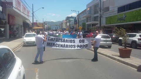Manifestantes protestaram, no centro de Tubarão, contra o calendário definido pelo sindicato patronal dos comerciários  - Foto:Priscila Loch/Notisul