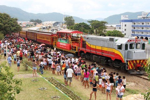 trem-de-natal-percorrera-164km-na-regiao-1 Em 2015, o Trem de Natal beneficiou centenas de crianças que residem próximo à linha férrea - Foto:FTC/Divulgação/Notisul