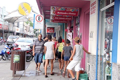 Consumidores aproveitam os últimos dias para comprar presentes para as festas de fim de ano. - Foto: Lysiê Santos/Notisul.