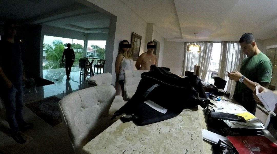 casal-e-preso-em-jaguaruna-por-golpes-que-somam-milhoes-1