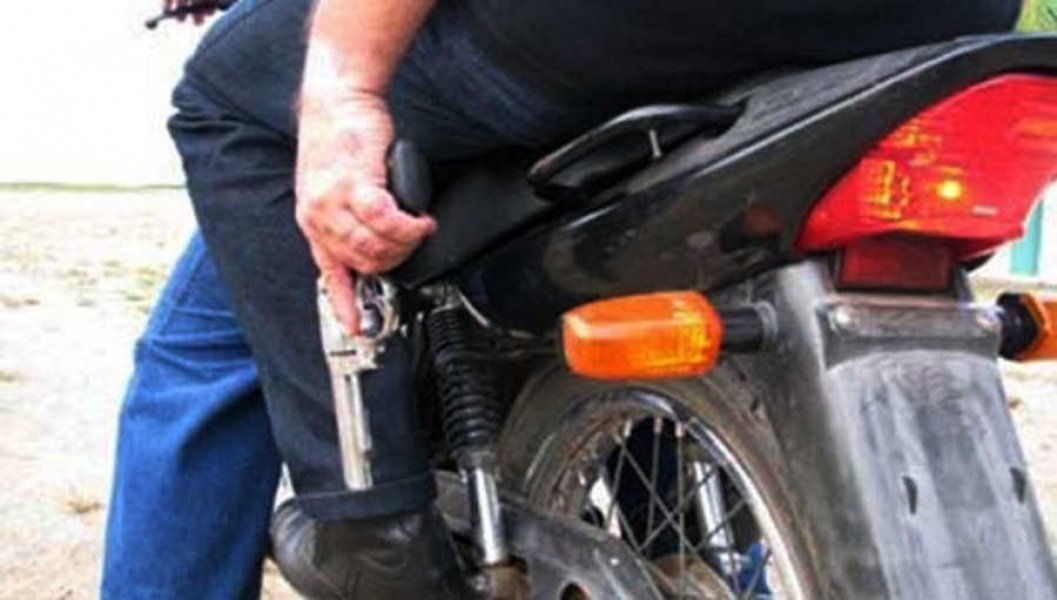 armado-e-com-capacete-bandido-invade-posto-de-combustiveis-em-tubarao-1