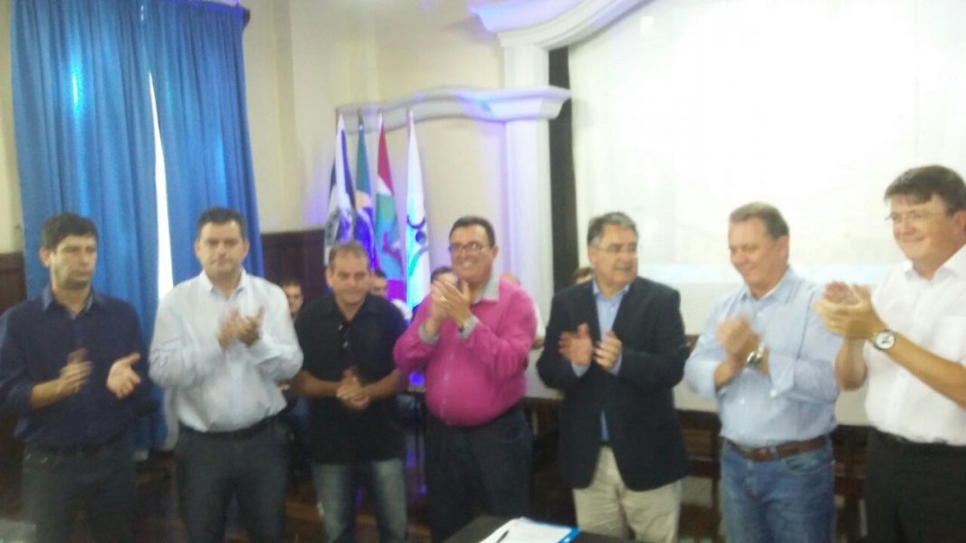 assinatura-de-recursos-pelo-governador-colombo-ocorre-agora-na-unisul-em-tubarao-1