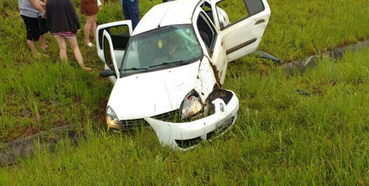 carro-sai-da-pista-na-br-101-e-vai-parar-no-canteiro-central-dois-ficam-feridos-1