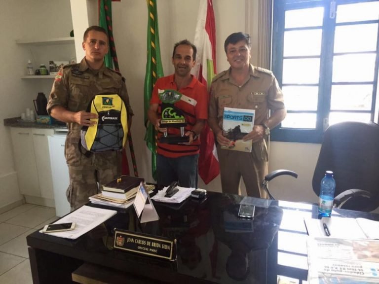 Comandantes são homenageados com troféu “Amigo do Mountain Do” em Imbituba