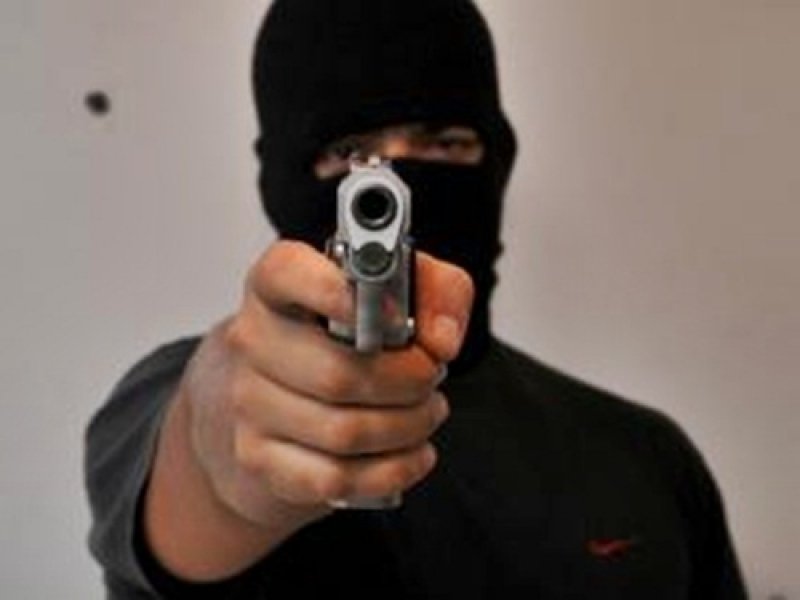 familias-sao-rendidas-em-assalto-e-homem-de-53-anos-e-agredido-com-socos-e-coronhadas-em-treze-de-maio-1