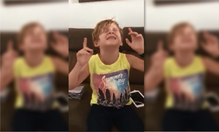 Menino tem reação surpreendente ao descobrir que vai ganhar um irmão.