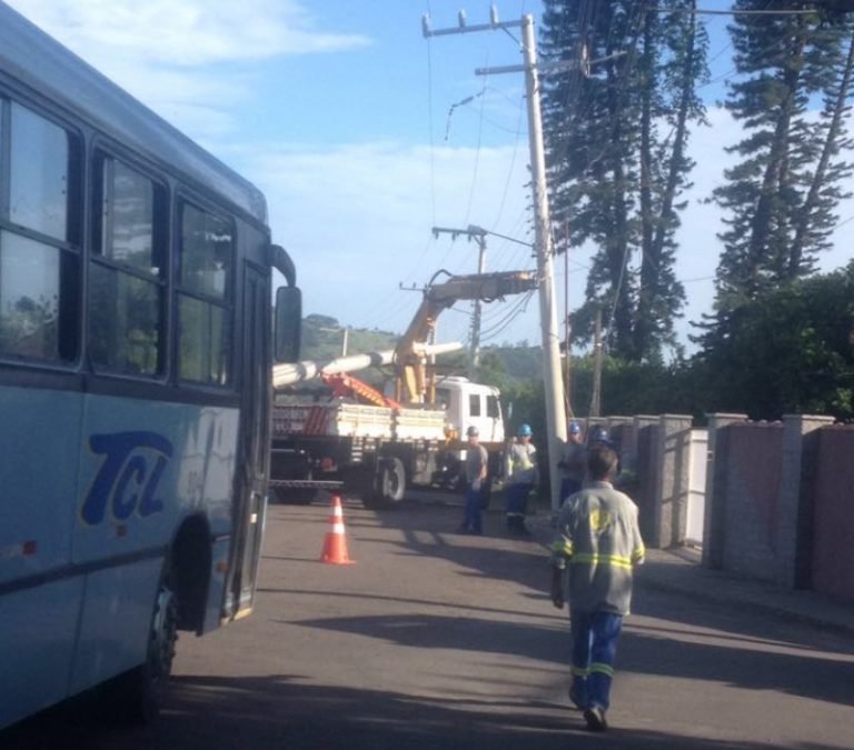 Motorista colide contra poste em Tubarão