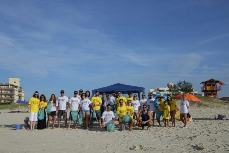 Mutirão promovido por banda recolhe 4 toneladas