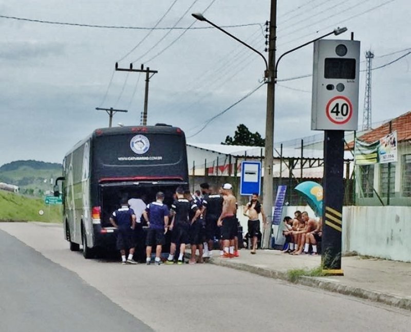 onibus-do-atletico-tubarao-quebra-no-deslocamento-a-lages-onde-enfrentara-o-inter-1