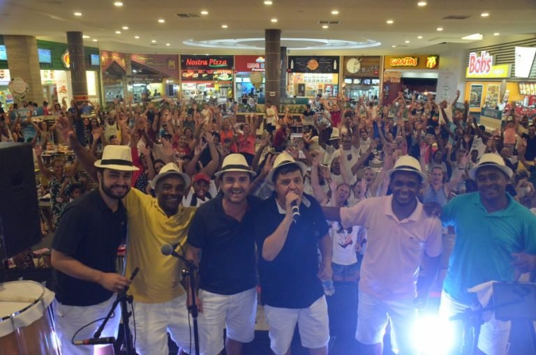Samba anima noite no Farol Shopping, em Tubarão