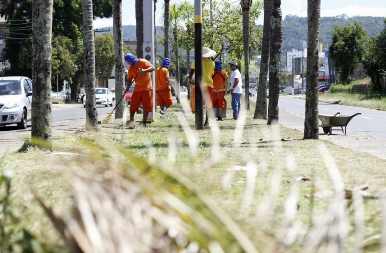 Apenados trabalham na limpeza das ruas, em Criciúma