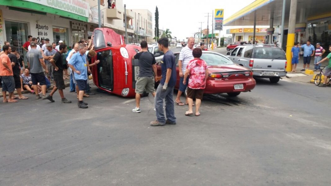 colisao-entre-tres-carros-deixa-transito-lento-em-ararangua-imagem-despertou-muito-a-atencao-1