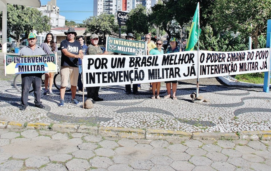 manifestantes-pedem-intervencao-militar-no-brasil-1