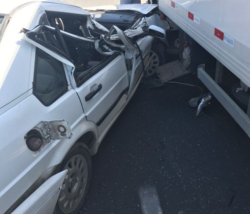 motorista-perde-controle-da-direcao-e-bate-em-caminhao-bau-no-centro-em-tubarao-1