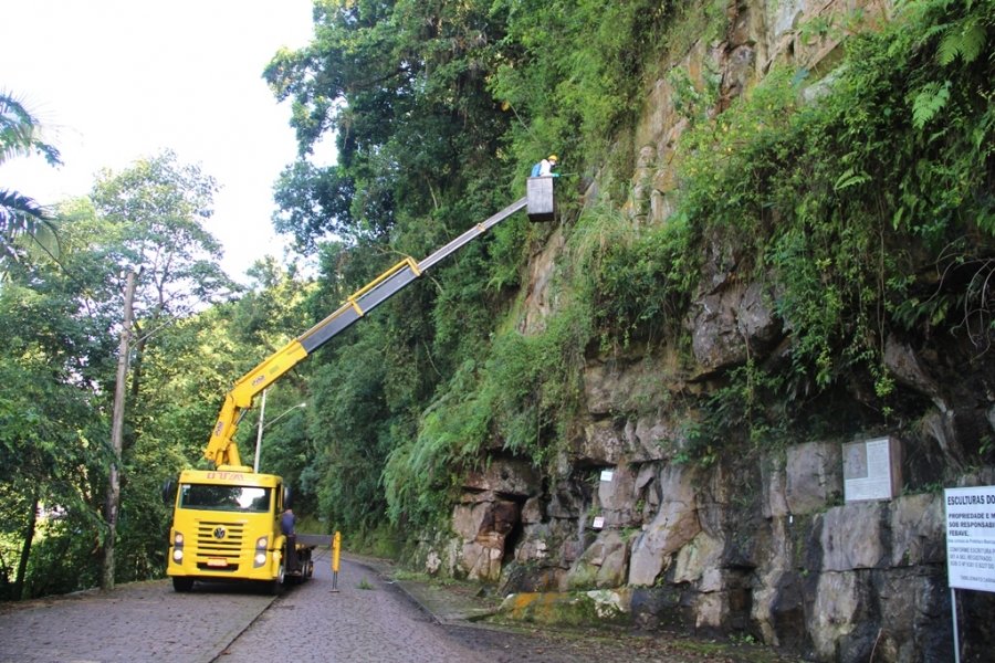 nova-etapa-de-restauracao-e-realizada-nas-esculturas-do-paredao-em-orleans-1