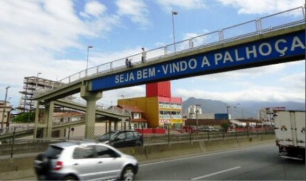 veiculo-incendiado-provoca-filas-no-sentido-sul-da-br-101-na-divisa-de-paulo-lopes-e-palhoca-1