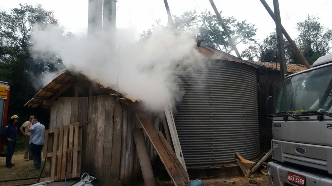 bombeiros-controlam-principio-de-incendio-em-deposito-de-milho-1