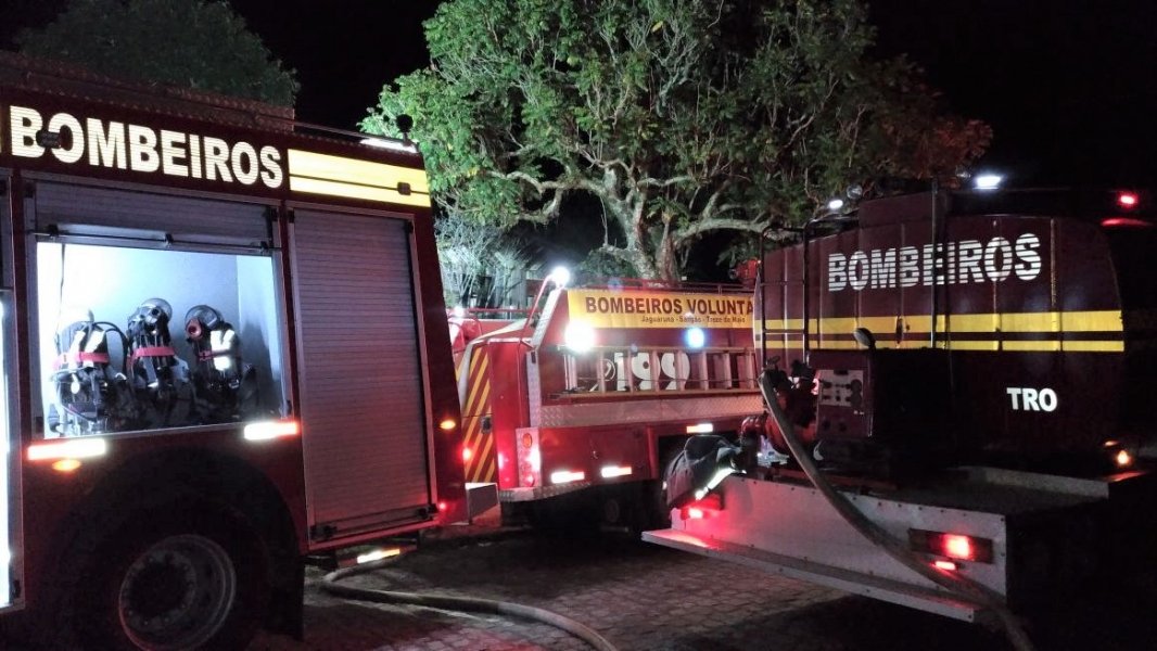 casa-e-destruida-em-incendio-em-jaguaruna-1