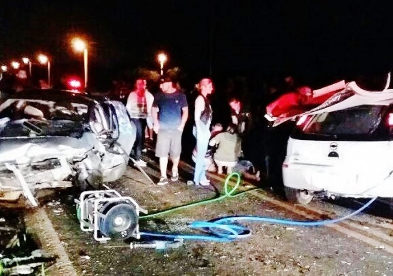 Dois morrem e 8 ficam feridos em colisão frontal na SC-108