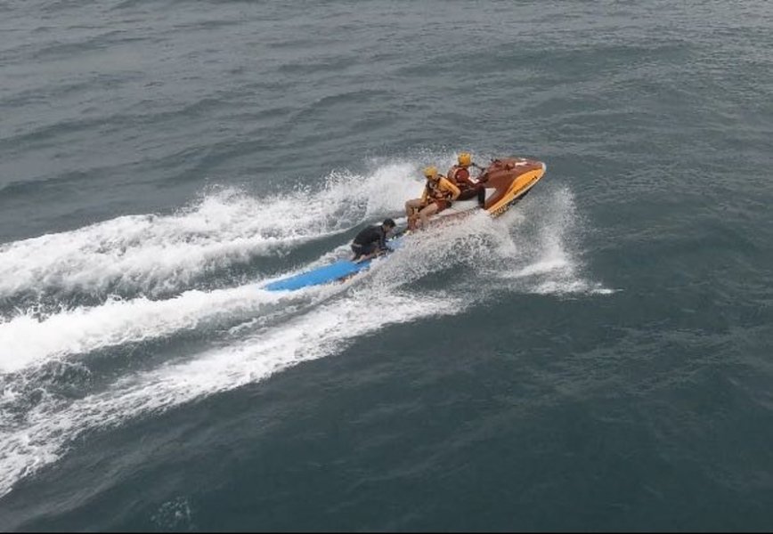 drone-dos-bombeiros-localiza-surfista-a-deriva-em-praia-de-florianopolis-1