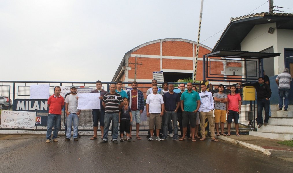 funcionarios-acampam-em-frente-a-portao-de-metalurgica-em-criciuma-1