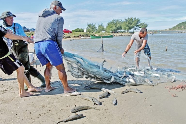 Pescadores aguardam aval de portaria federal