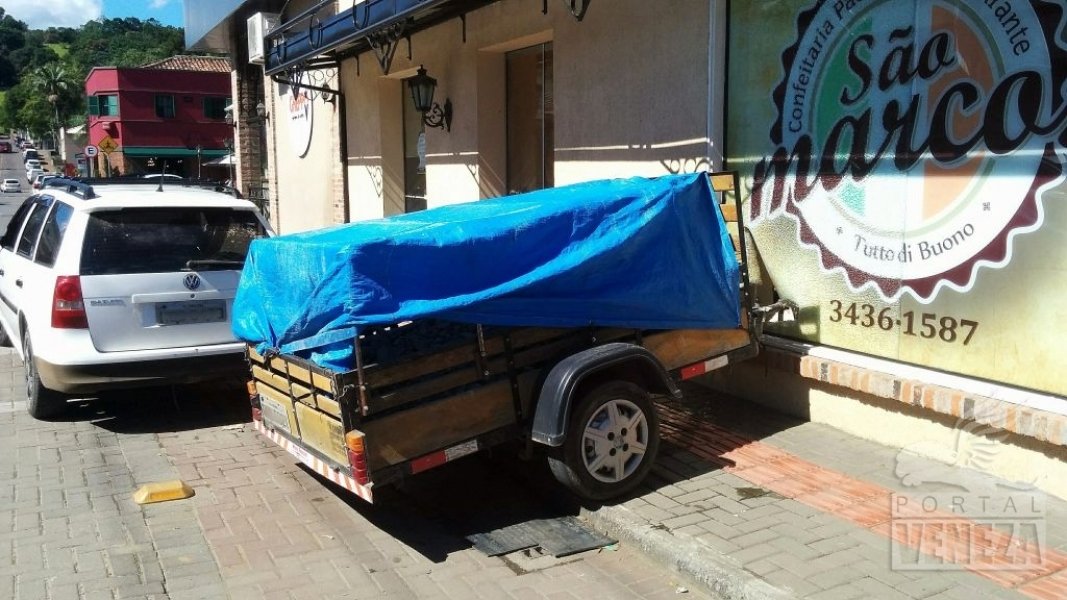 reboque-desgovernado-atinge-vidraca-de-padaria-em-nova-veneza-1