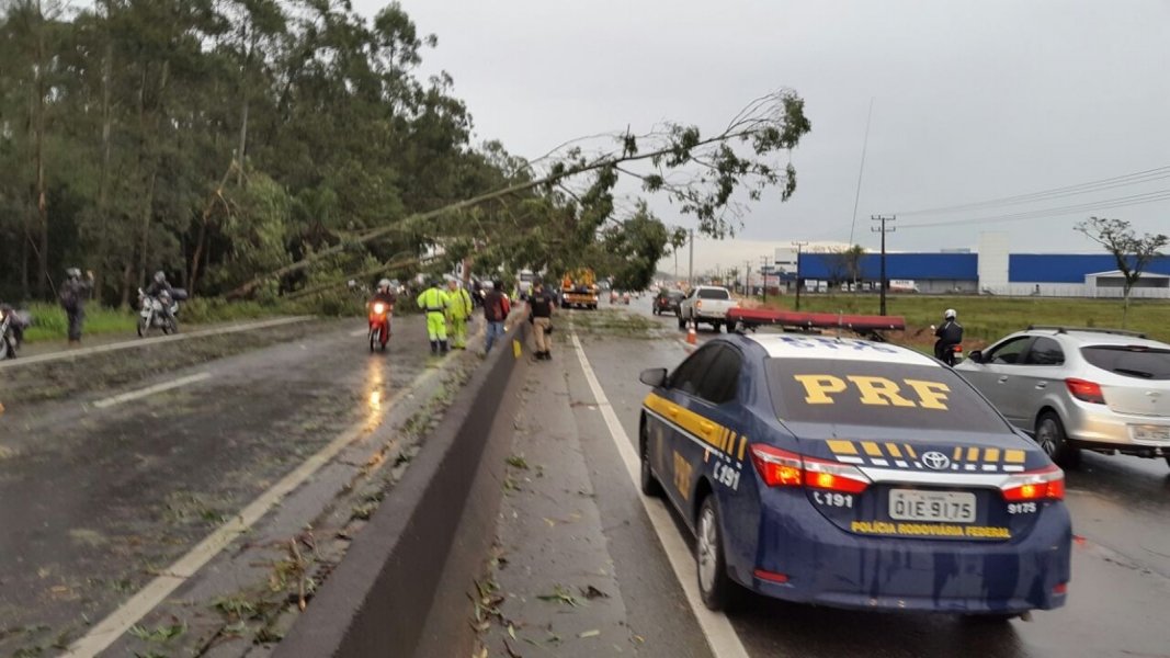 temporal-no-vale-do-itajai-deixa-tres-mortos-na-madrugada-desta-quarta-feira-1