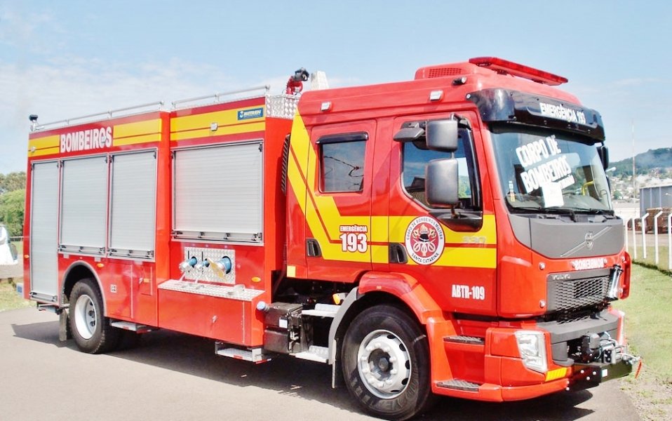 bombeiros-combatem-incendio-em-hotel-desativado-de-garopaba-1