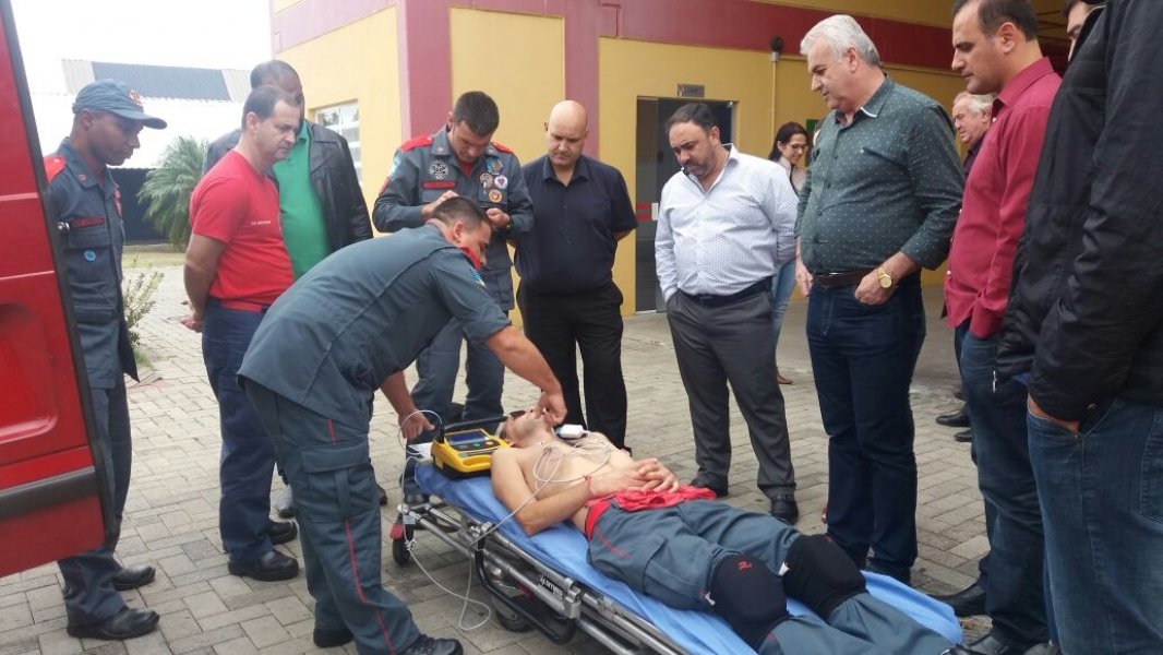 capivari-de-baixo-municipio-cede-desfibrilador-ao-corpo-de-bombeiros-1