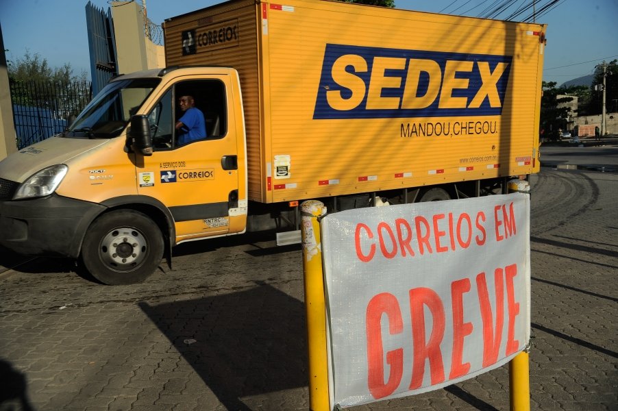 correios-greve-afeta-60-do-efetivo-1