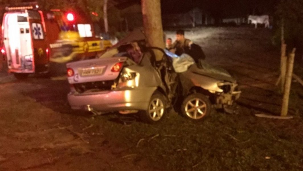 jovem-sai-da-pista-e-morre-apos-forte-colisao-em-arvore-1