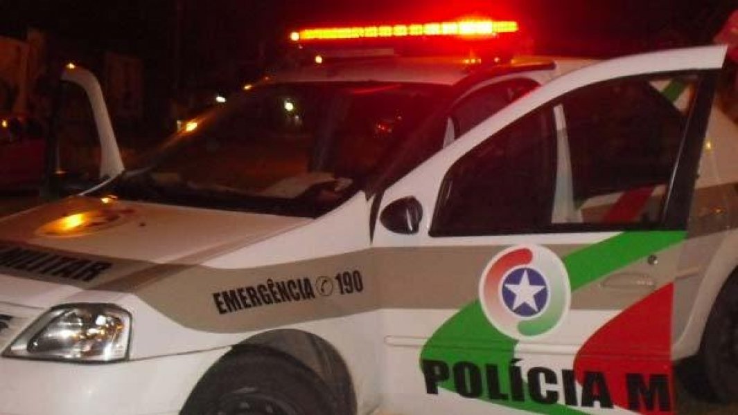 pm-prende-casal-ao-flagrar-comercio-e-consumo-de-drogas-em-quitinete-1