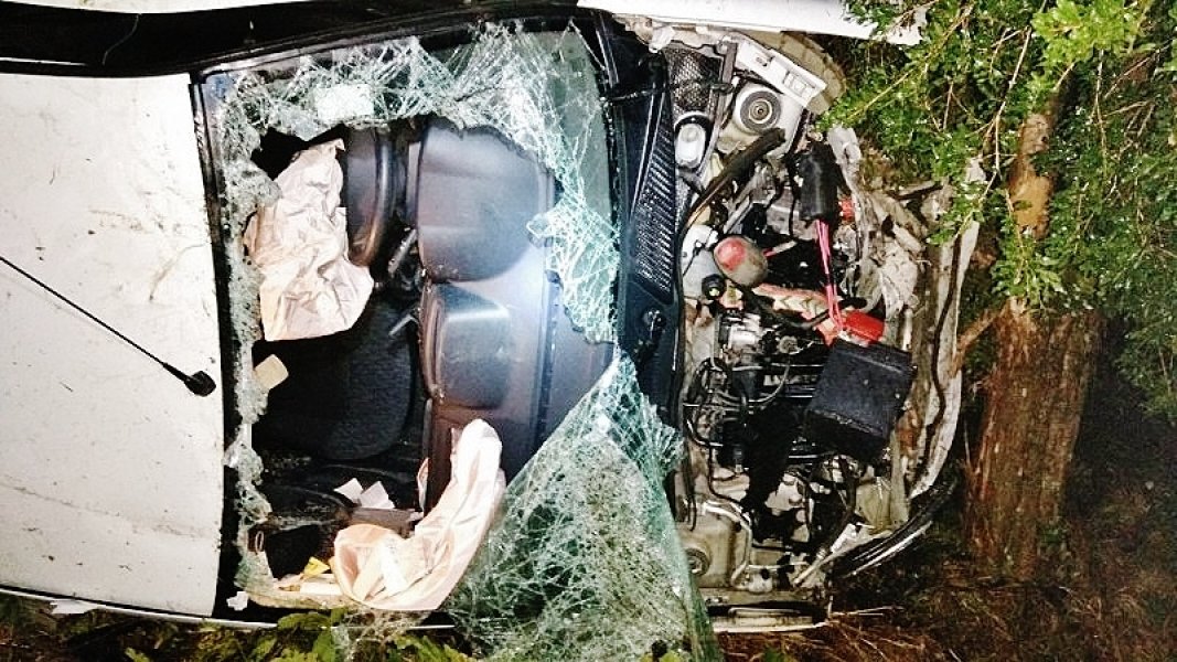 professor-de-orleans-sai-ileso-apos-carro-bater-em-arvore-1
