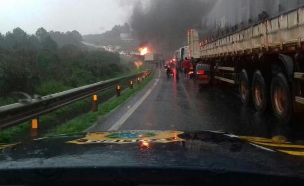 acidente-com-13-veiculos-na-br-277-resulta-em-4-mortes-1