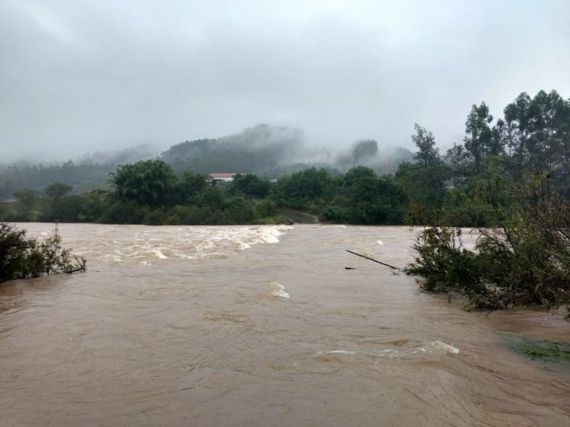 alto-volume-de-chuvas-comecam-a-causar-transtornos-em-tubarao-1