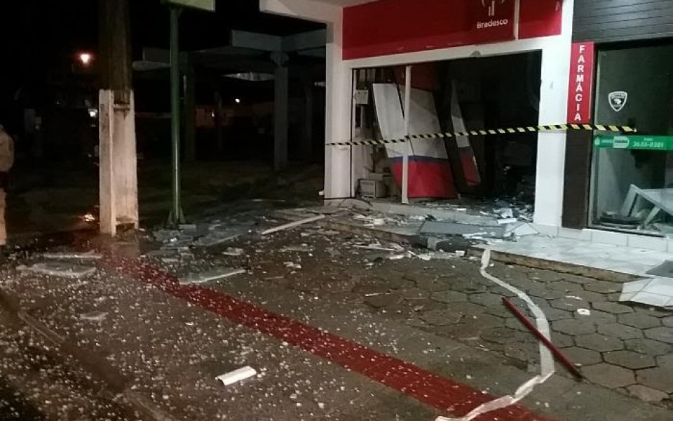 bandidos-explodem-caixa-eletronico-de-agencia-bancaria-no-sangao-1