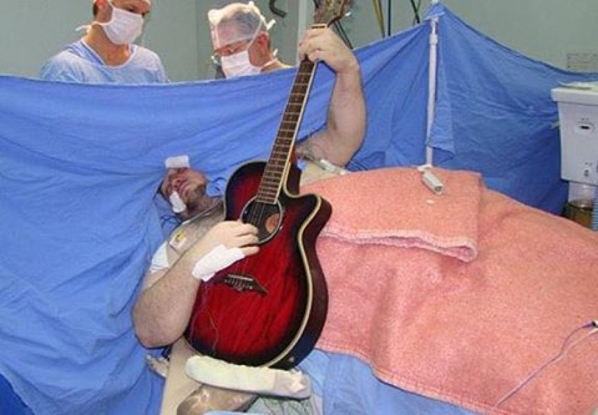 cancer-no-cerebro-paciente-que-tocou-violao-em-cirurgia-ha-1-ano-morre-em-tubarao-1