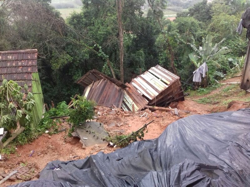 casa-de-madeira-desmorona-em-loteamento-em-braco-do-norte-1