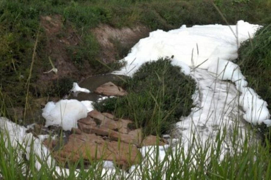 espuma-volta-a-aparecer-no-rio-tres-ribeiroes-em-icara-1