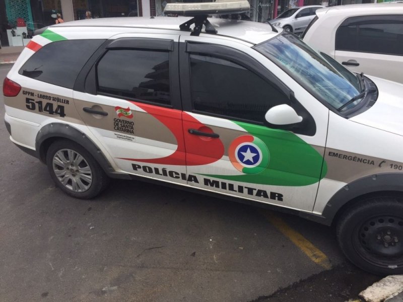 homem-ameaca-mulher-com-taco-de-madeira-por-acusacao-de-furto-1