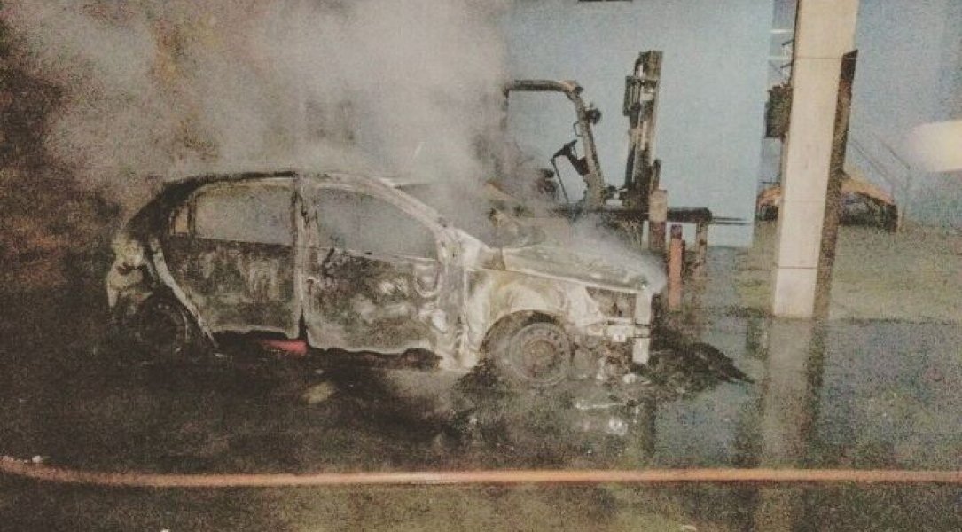 incendio-destroi-carro-estacionado-em-garagem-de-transportadora-1